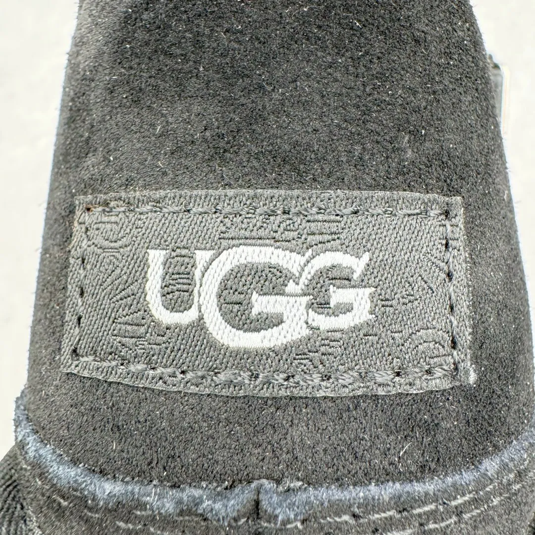 Pick up locally 💰640 UGG 5013 snap-on men's autumn and winter sheepskin and fur integrated snow boots. All shoes are made from the same factory as ZP. Longfeng A-grade Australian imported sheepskin and fur integrated men's boots. Brand OEM production line. Fully follow the ZP process. Original pattern maker of the OEM. Adhering to the principle of no original shoes and no development selection. Pay attention to every detail. The most authentic version on the market TREADLITE "Light Wing" technology outsole Lightweight/durable/flexible/pile size: 40 41 42 43 44 Coding: by3936050